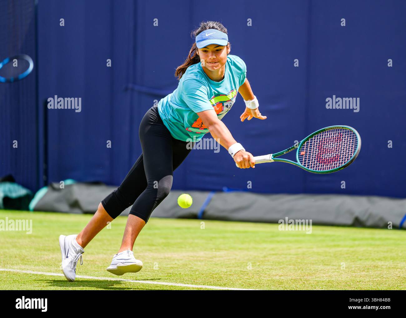 LONDRES, ROYAUME-UNI juin 08 : Emma Raducanu (GBR) lors de la séance d'entraînement du deuxième jour des Championnats HSBC 2025 au Queen's Club le dimanche 08 juin 2025 à LONDRES, au ROYAUME-UNI. Crédit : Taka Wu/Alamy Live News Banque D'Images