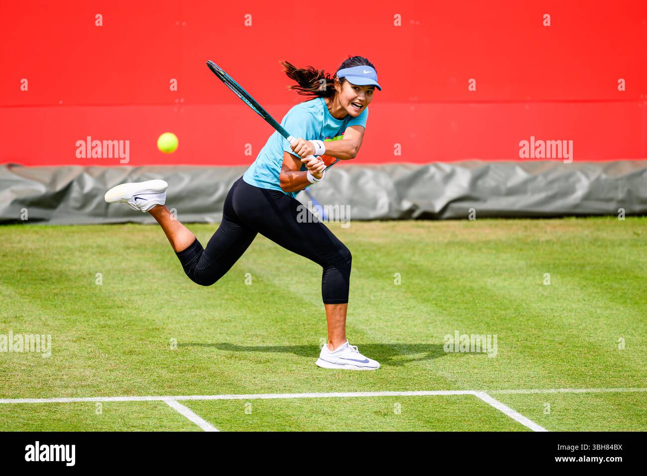 LONDRES, ROYAUME-UNI juin 08 : Emma Raducanu (GBR) lors de la séance d'entraînement du deuxième jour des Championnats HSBC 2025 au Queen's Club le dimanche 08 juin 2025 à LONDRES, au ROYAUME-UNI. Crédit : Taka Wu/Alamy Live News Banque D'Images