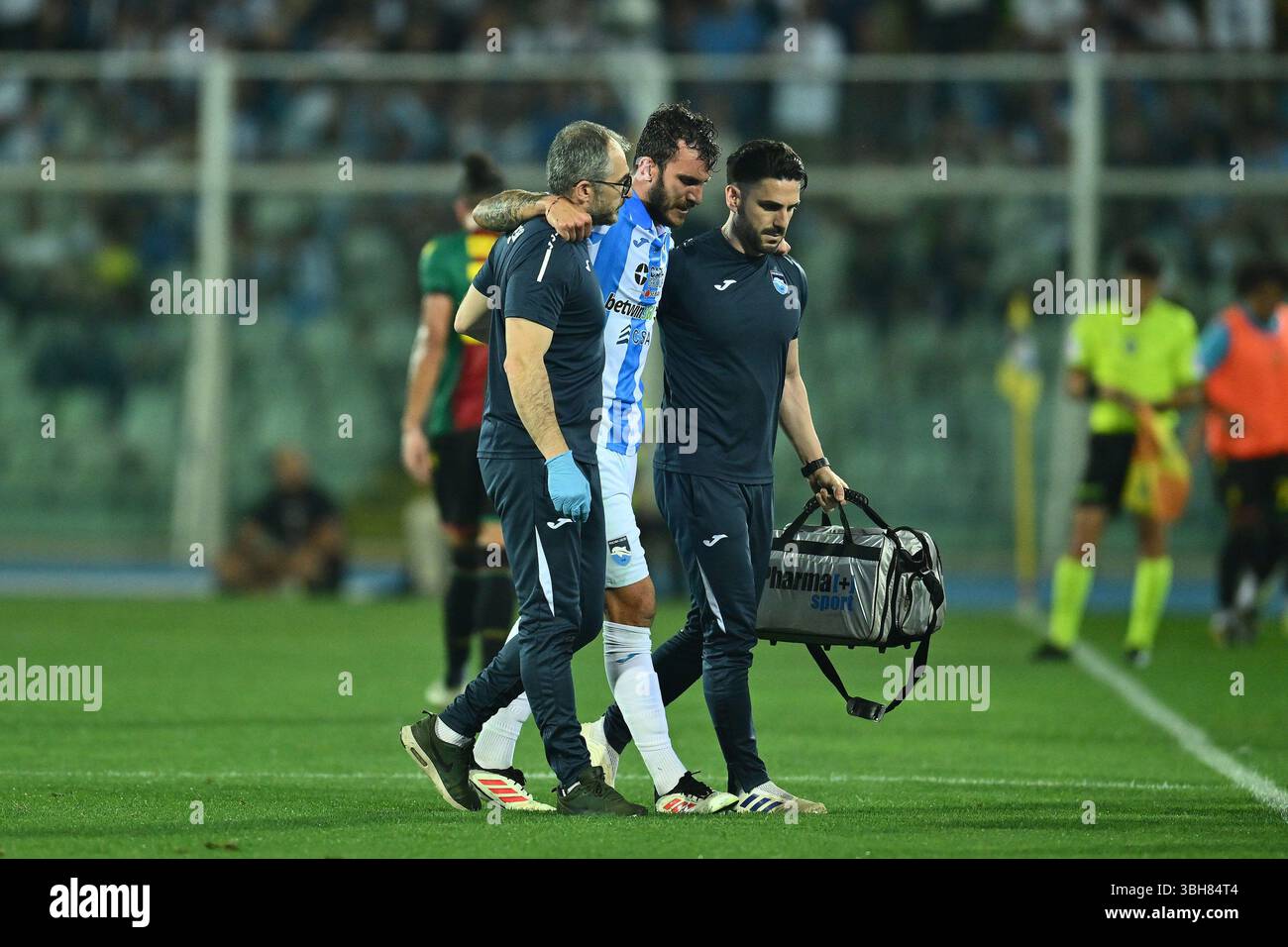 Pescara, Italie. 7 juin 2025. Edoardo Lancini de Pescara Calcio blessé et quitte le terrain lors du match de Serie C NOW Playoffs entre Pescara Calcio et Ternana Calcio au stade Adriatico, le 7 juin 2025 à Pescara, en Italie. Crédit : Domenico Cippitelli/Alamy Live News Banque D'Images