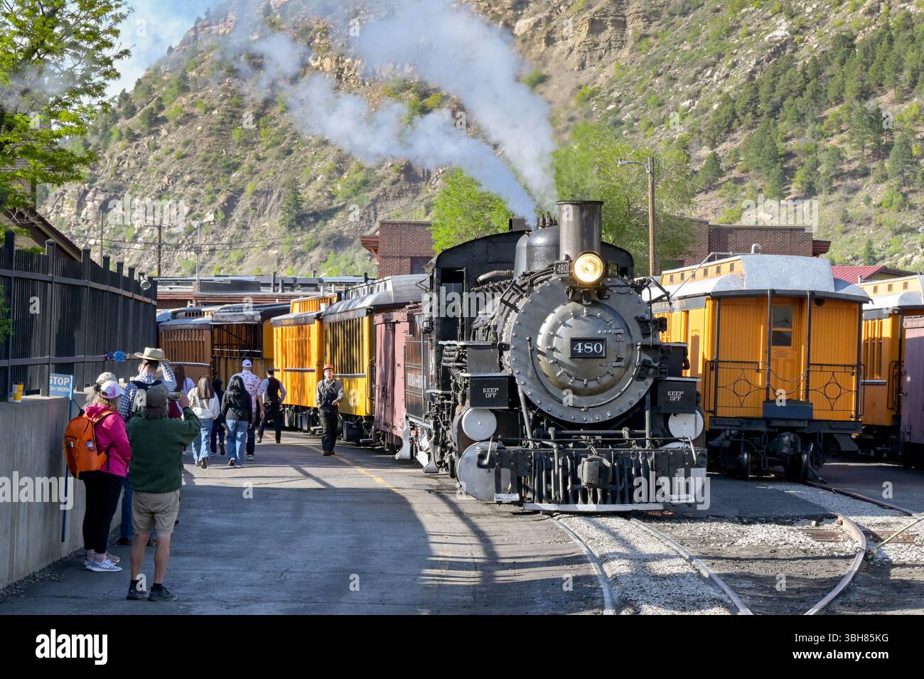 Durango, Colorado, États-Unis - 23 mai 2025 : moteur à vapeur d'époque sur le chemin de fer à voie étroite Durango et Silverton quittant la gare de Durango Banque D'Images