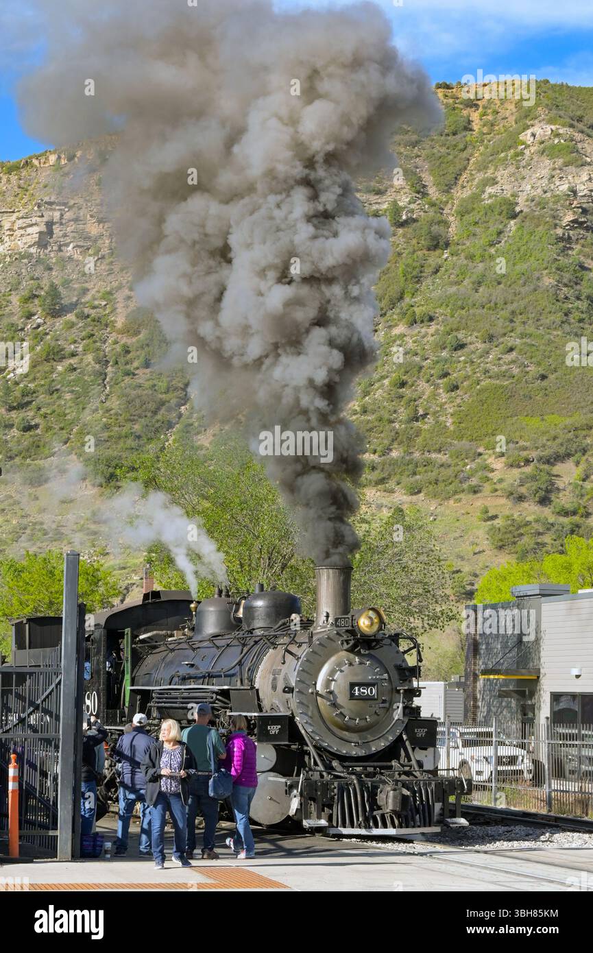 Durango, Colorado, États-Unis - 23 mai 2025 : moteur à vapeur d'époque sur le chemin de fer à voie étroite Durango et Silverton quittant la gare de Durango Banque D'Images