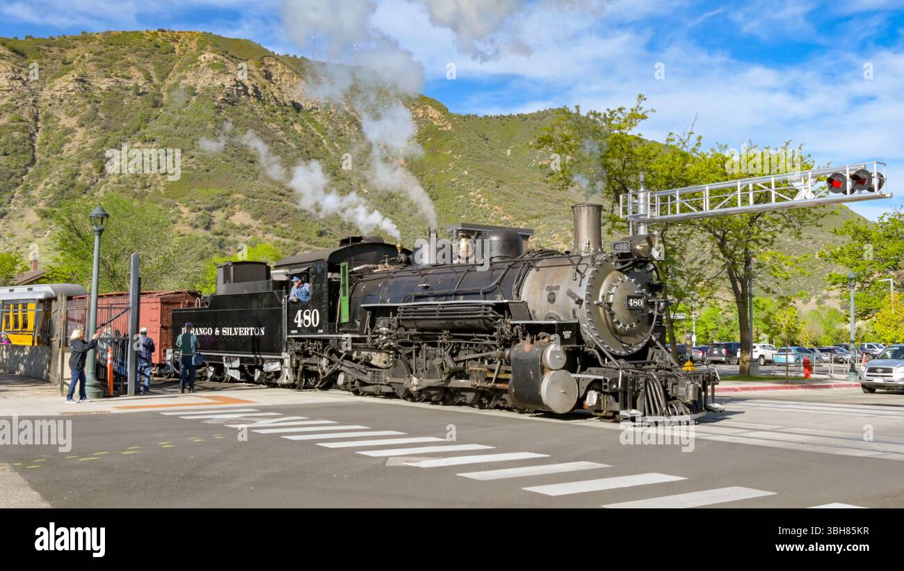 Durango, Colorado, États-Unis - 23 mai 2025 : moteur à vapeur d'époque sur le chemin de fer à voie étroite Durango et Silverton quittant la gare de Durango Banque D'Images