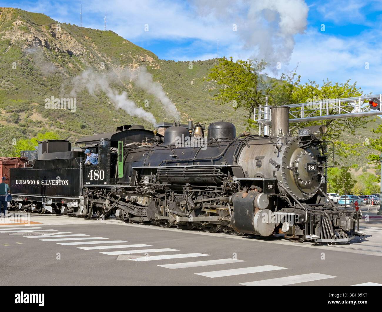 Durango, Colorado, États-Unis - 23 mai 2025 : moteur à vapeur d'époque sur le chemin de fer à voie étroite Durango et Silverton quittant la gare de Durango Banque D'Images