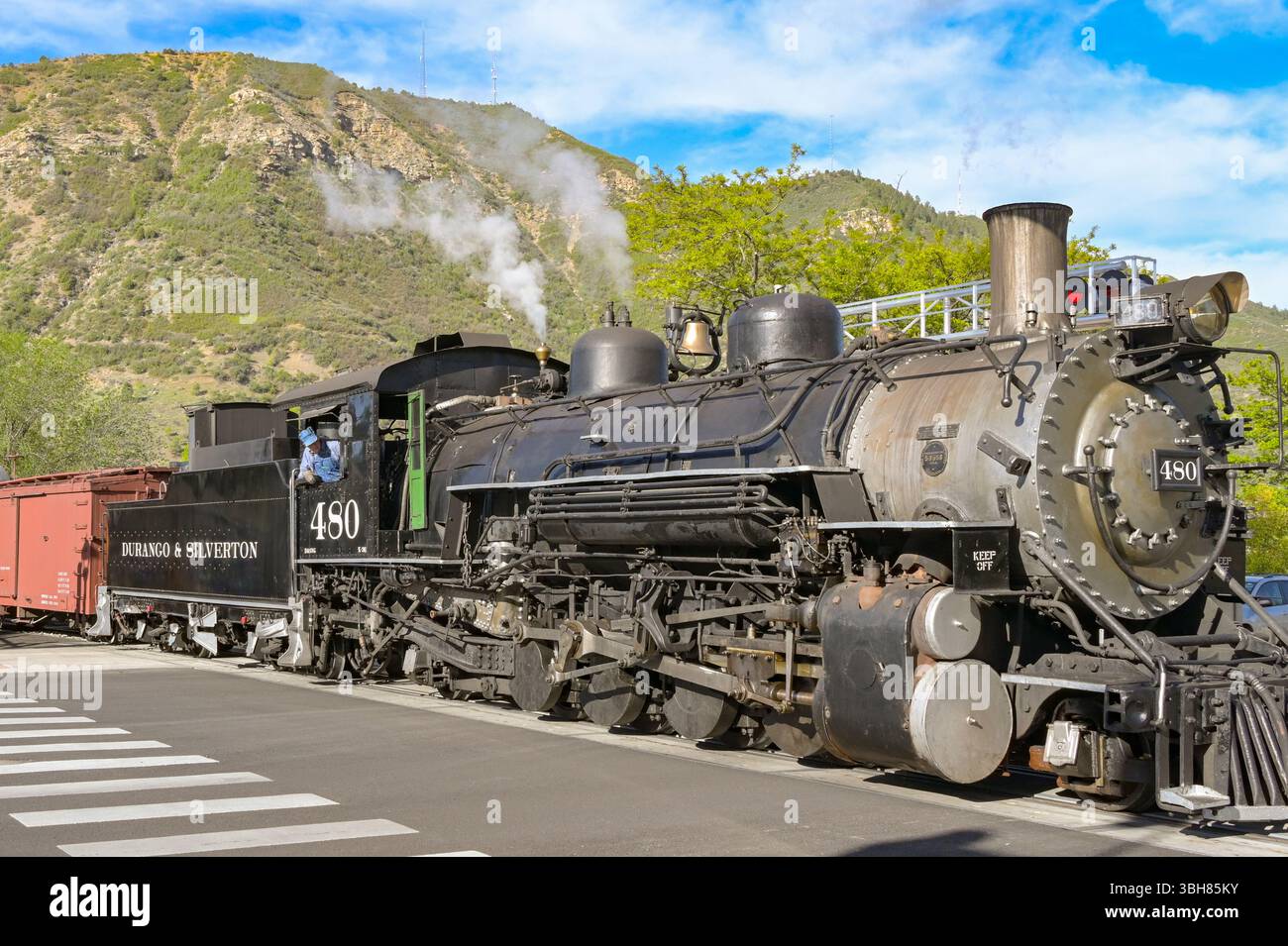 Durango, Colorado, États-Unis - 23 mai 2025 : moteur à vapeur d'époque sur le chemin de fer à voie étroite Durango et Silverton quittant la gare de Durango Banque D'Images