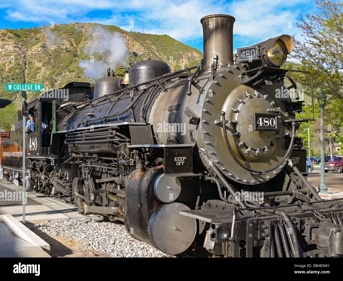Durango, Colorado, États-Unis - 23 mai 2025 : moteur à vapeur d'époque sur le chemin de fer à voie étroite Durango et Silverton quittant la gare de Durango Banque D'Images