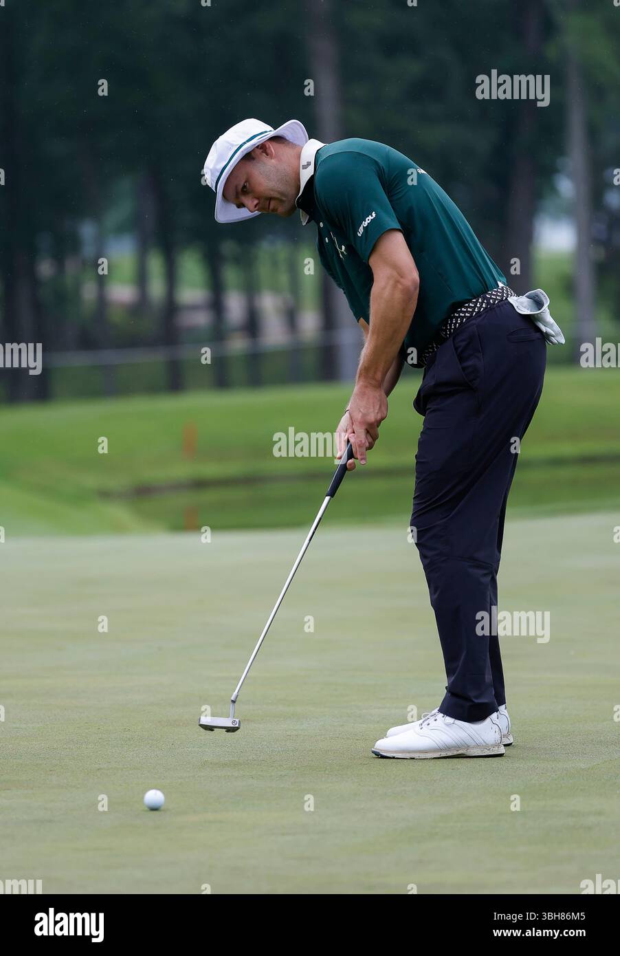 Gainesville Virginie, États-Unis. 87 juin 2025. Martin Kaymer, du Cleeks Golf Club, lance sur le 4e green lors de la dernière manche du LIV Golf Virginia sur le parcours Robert Trent Jones à Gainesville en Virginie. Justin Cooper/CSM (image crédit : © Justin Cooper/Cal Sport Media). Crédit : csm/Alamy Live News Banque D'Images