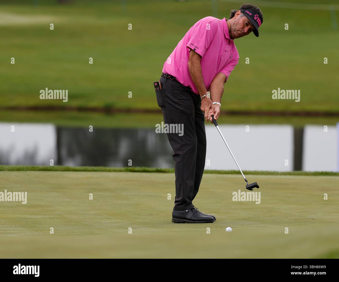 Gainesville Virginie, États-Unis. 87 juin 2025. Bubba Watson de RangeGoats GC putte sur le 4e green lors de la dernière manche du LIV Golf Virginia sur le parcours Robert Trent Jones à Gainesville en Virginie. Justin Cooper/CSM/Alamy Live News Banque D'Images