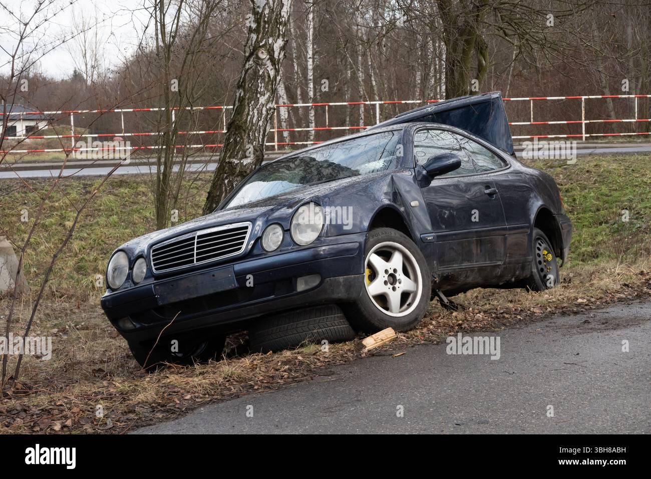 PETRVALD, TCHÉQUIE - 26 JANVIER 2024 : épave de Mercedes-Benz CLK Coupe W208 avec aile endommagée et coffre ouvert dans le fossé Banque D'Images