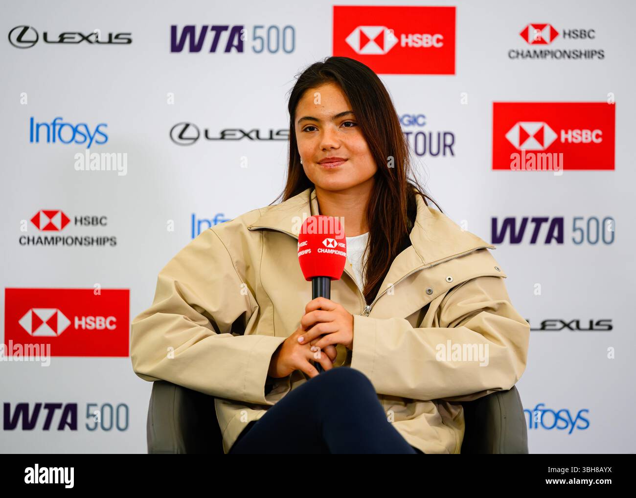 LONDRES, ROYAUME-UNI juin 08 : Emma Raducanu assiste à une conférence de presse le deuxième jour des Championnats HSBC 2025 au Queen's Club le dimanche 08 juin 2025 à LONDRES, au ROYAUME-UNI. Crédit : Taka Wu/Alamy Live News Banque D'Images