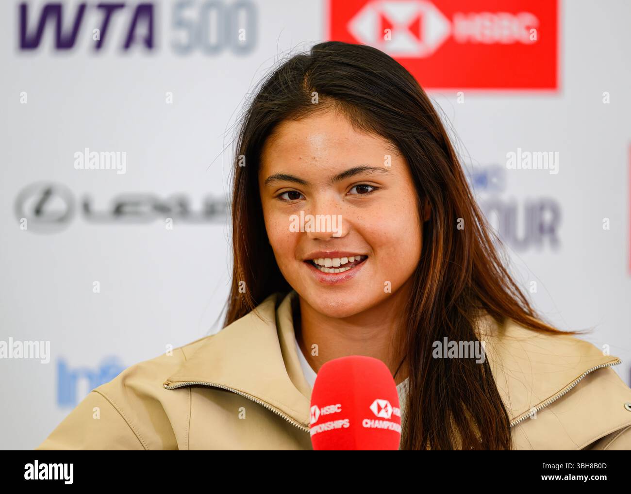 LONDRES, ROYAUME-UNI juin 08 : Emma Raducanu assiste à une conférence de presse le deuxième jour des Championnats HSBC 2025 au Queen's Club le dimanche 08 juin 2025 à LONDRES, au ROYAUME-UNI. Crédit : Taka Wu/Alamy Live News Banque D'Images