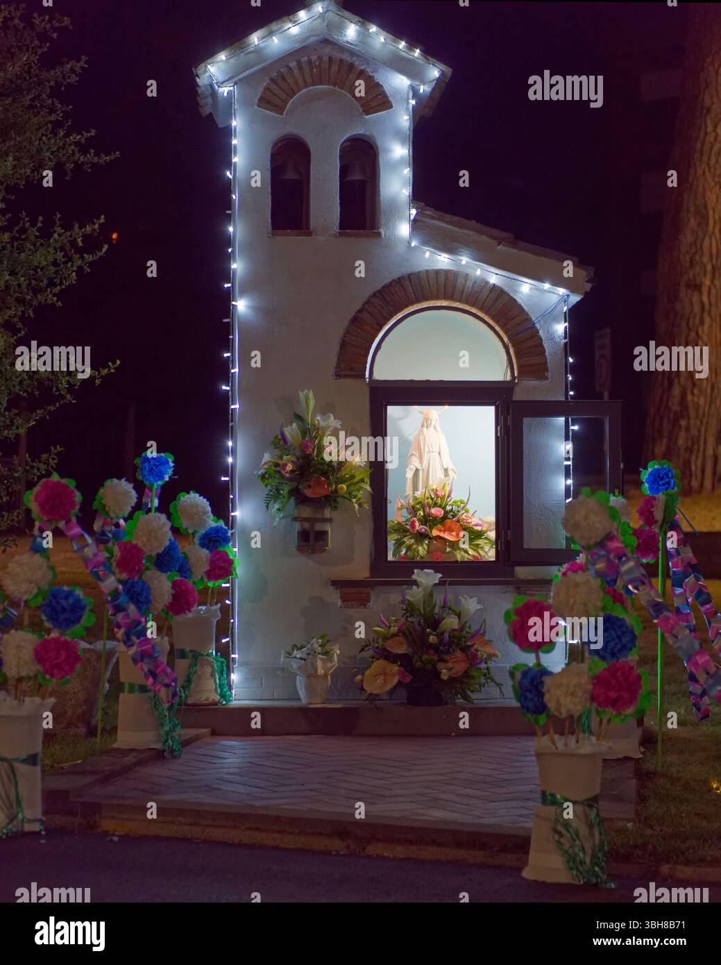 Madonnelle aka Wayside Shrine avec des décorations pendant le festival de l'église Madonna delle Grazie. Montefiascone, région du Latium, Italie. 7 juin 2025 Banque D'Images