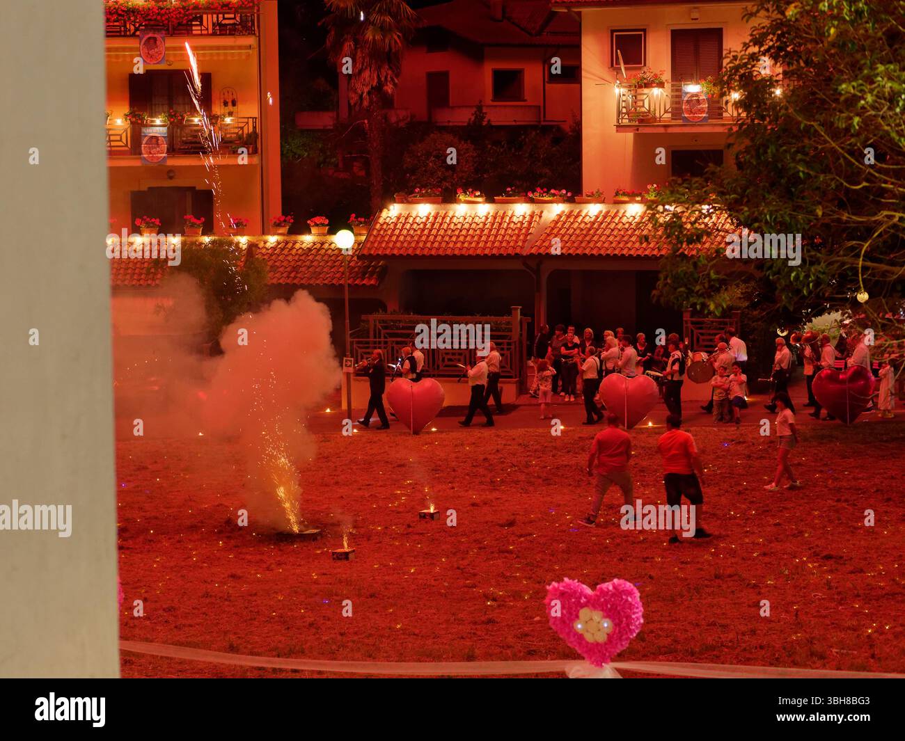 Feux d'artifice et décorations en forme de coeur aMadonna delle Grazie (notre Dame de grâce) Festival de l'église à Montefiascone, région du Latium, Italie. 7 juin 2025 Banque D'Images