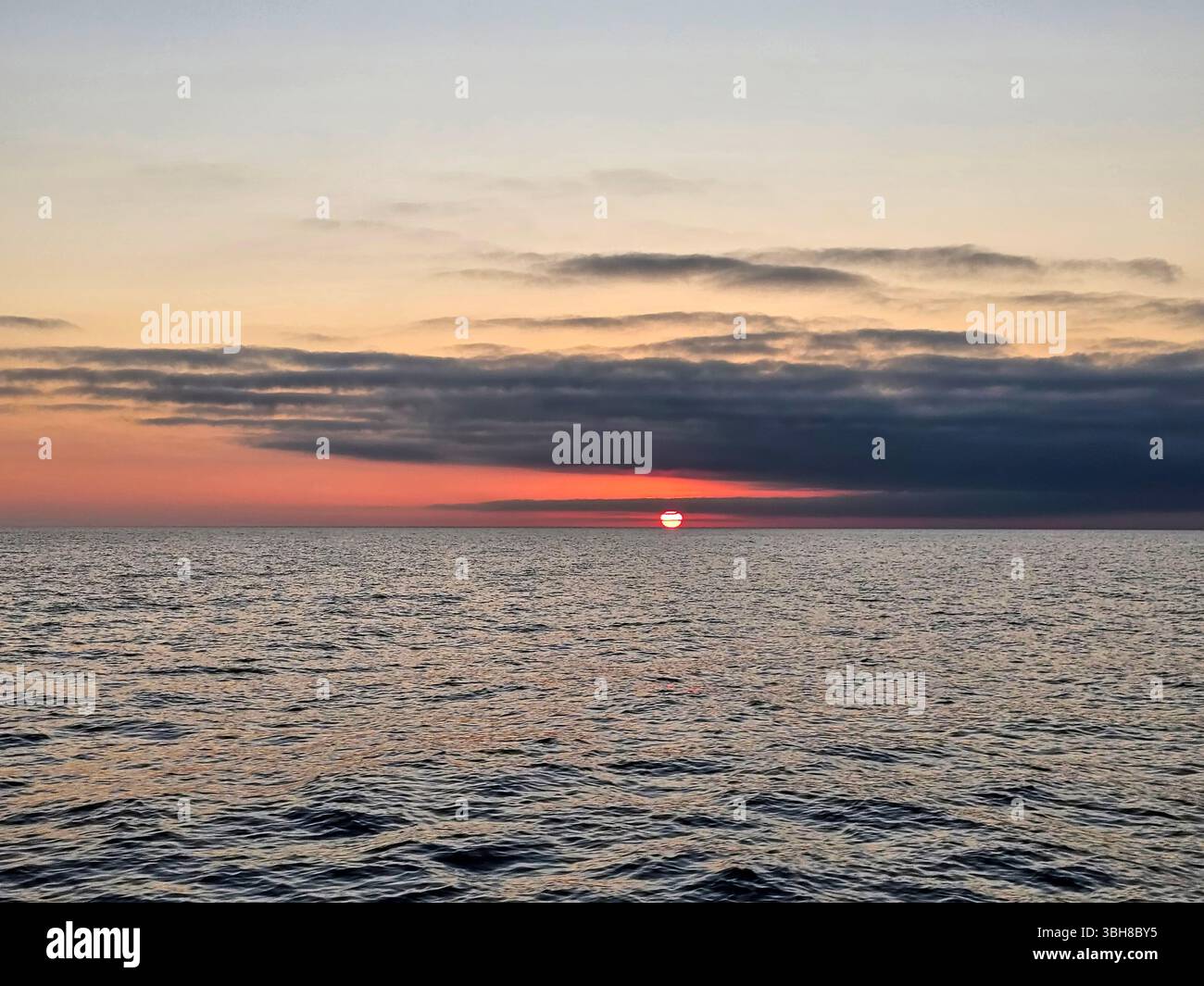 Coucher de soleil sur le golfe du Mexique, golfe d'Amérique, lors d'un passage de nuit au large. Banque D'Images