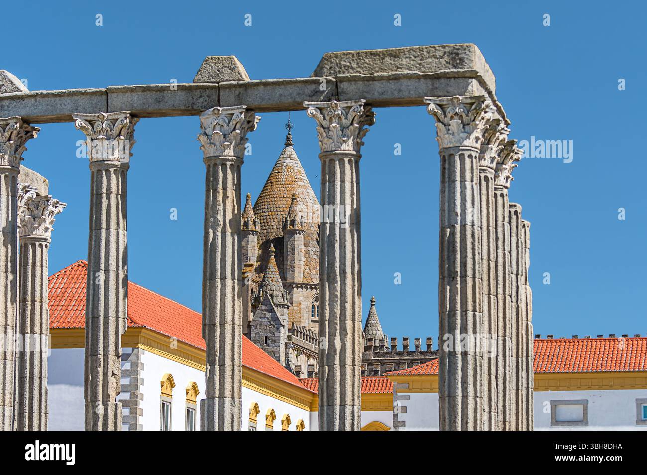 Evora, Portugal 26 mai 2022 : le centre historique d'Évora est bien conservé, mettant en valeur les influences romaines, mauresques et médiévales. Banque D'Images