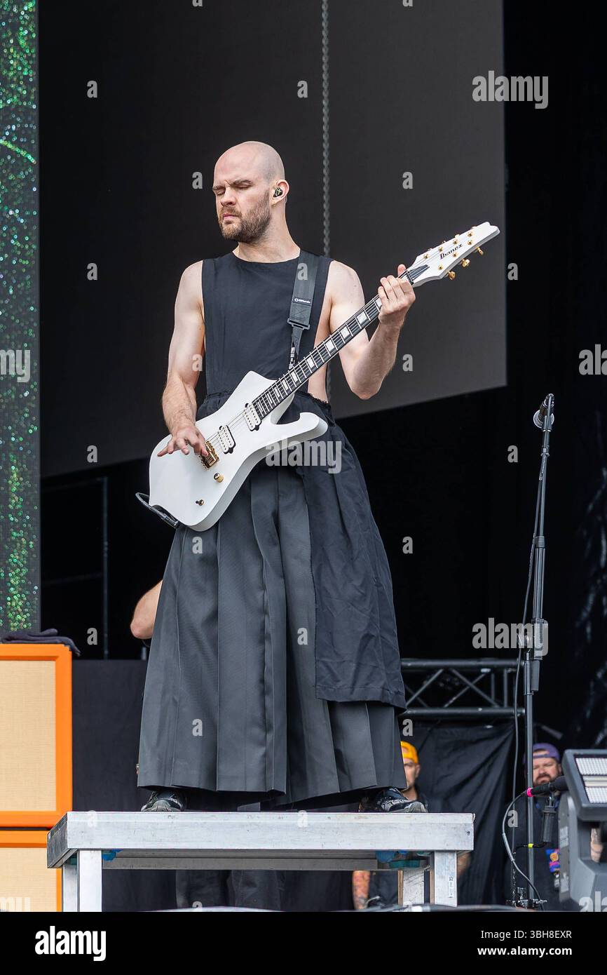 Musikfestival Rock im Park, Knocked Loose, Nürnberg, 08.06.2025 Die US-amerikanische Hardcore-Band Knocked Loose tritt auf der Utopia Stage beim Musikfestival Rock im Park 2025 auf. Mit brachialem Sound, intensiven Breakdowns und aggressiver Bühnenpräsenz liefern sie eine eneregeladene Show vor einem leidenschaftlichen Publikum. Der Auftritt zählt zu den härtesten Momenten des zweiten oder dritten Festivaltags und zieht vor allem fans der härteren Gangart an. Isaac Hale an der Gitarre. Nürnberg Bayern Deutschland *** Festival de musique Rock im Park, Knocked Loose, Nuremberg, 08 06 2025 The US ha Banque D'Images