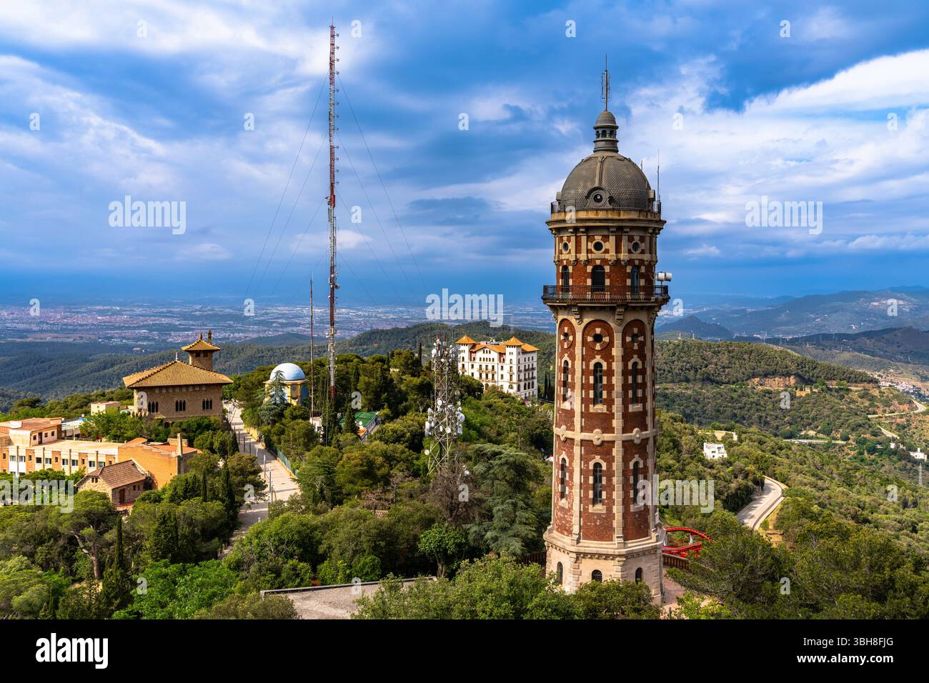 Vue sur le château d'eau Torre de les Aigues de dos Rius au sommet de la colline Tibidabo dans le parc d'attractions en été, avec la mer Méditerranée en arrière-plan, Bar Banque D'Images