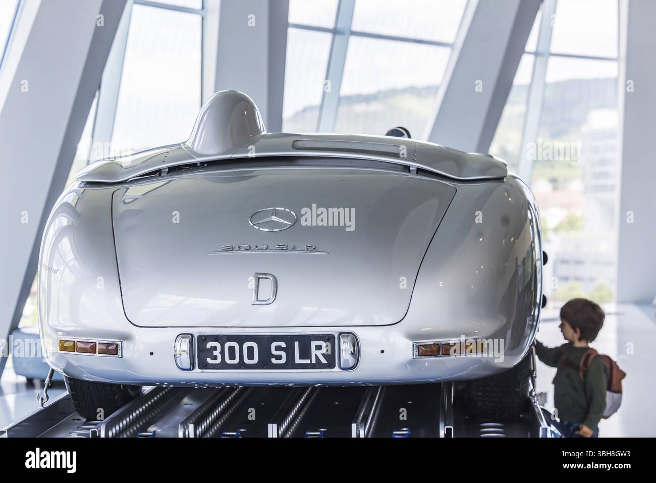 Mercedes-Benz voiture de course transporteur rapide de 1955 avec 300 SLR voiture de course. Le musée Mercedes-Benz de Stuttgart présente un voyage à travers l'automobile Banque D'Images