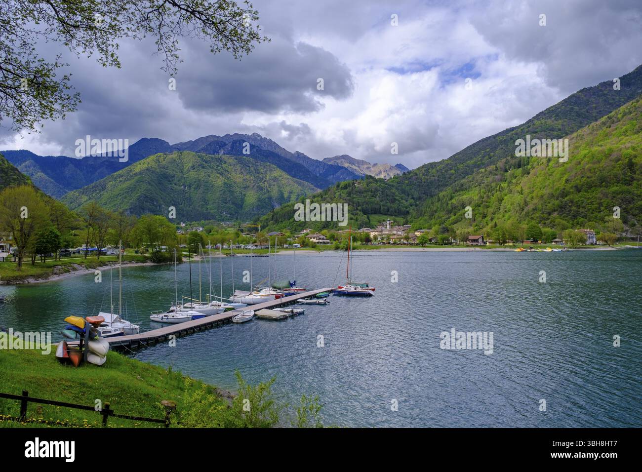 Ledro sur le lac Ledro, Lago di Ledro, Trentin, Italie, Europe Banque D'Images