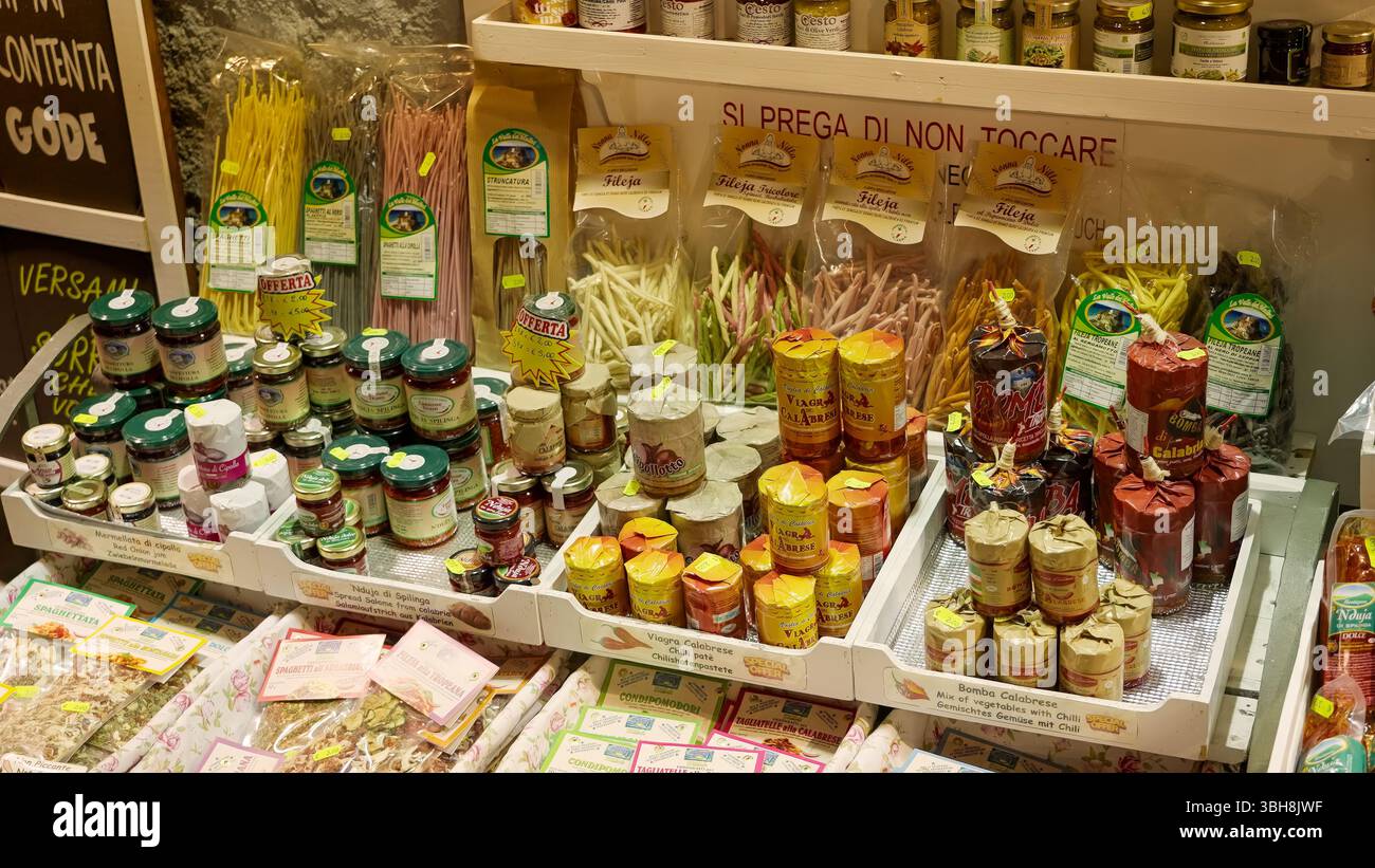 TROPEA, ITALIE - 02 JUIN 2025 - étagères emballées avec des produits traditionnels calabrais tels que les pâtes fileja, nduja et diverses conserves dans un magasin à TR Banque D'Images
