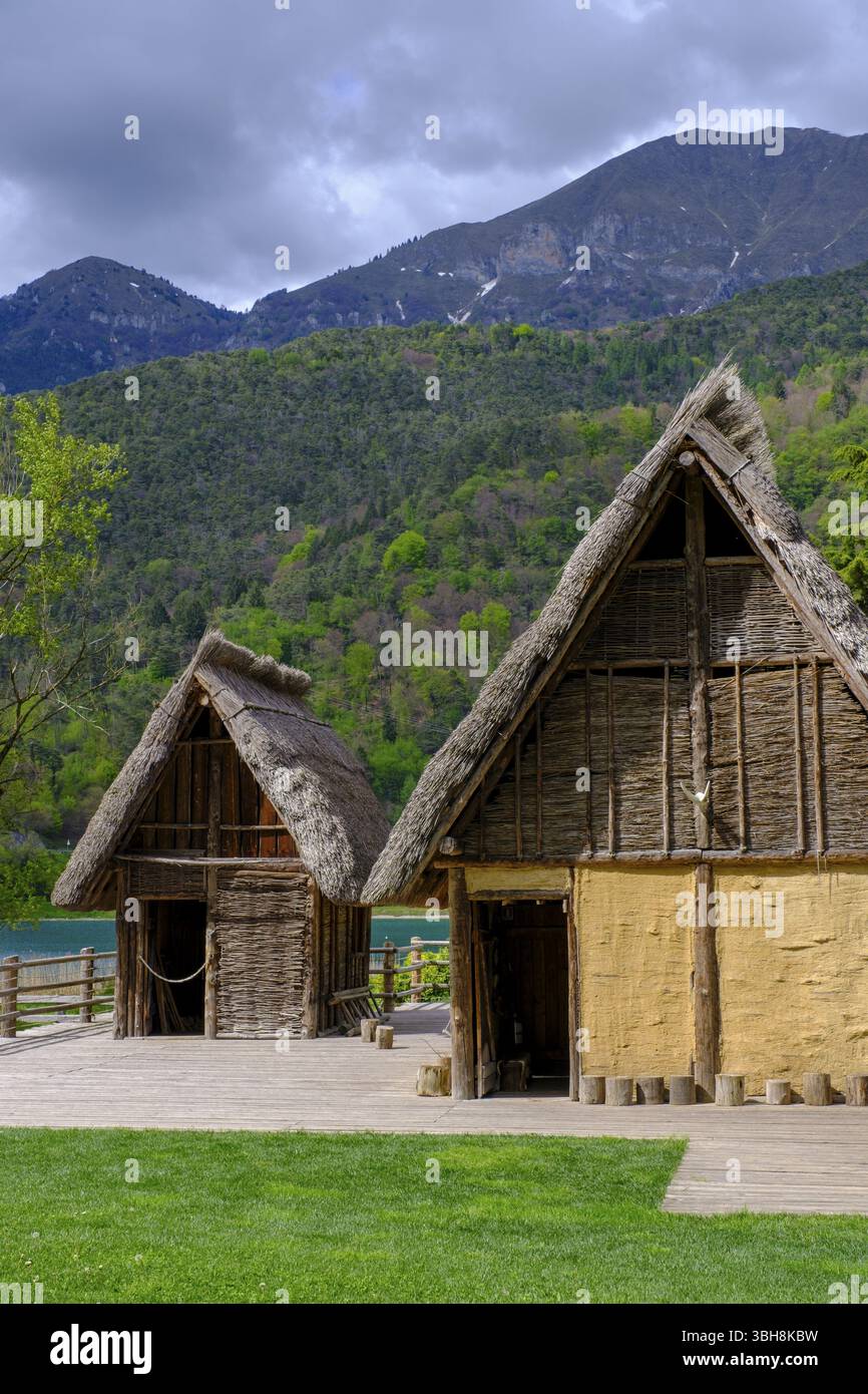 Museo di Palafitte, pile Dwelling Museum, Lac de Ledro, Lago di Ledro, Trentin, Italie, Europe Banque D'Images