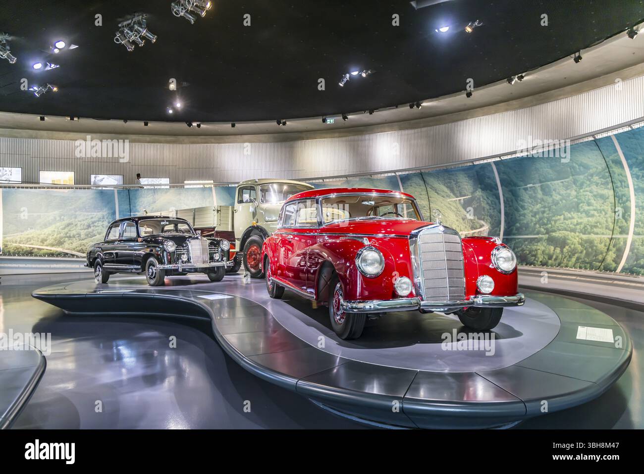 Mercedes-Benz 300 de 1952 : le musée Mercedes-Benz de Stuttgart présente un voyage à travers l'histoire automobile de la société mondiale. Le salut Banque D'Images