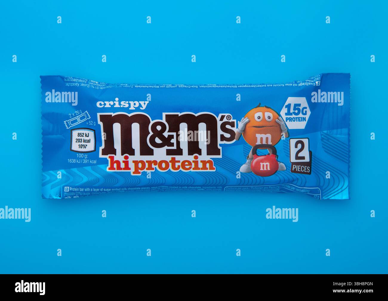 LONDRES, Royaume-Uni - 31 JANVIER 2025 : bonbons dragées riches en protéines M&M'S sur bleu. Banque D'Images