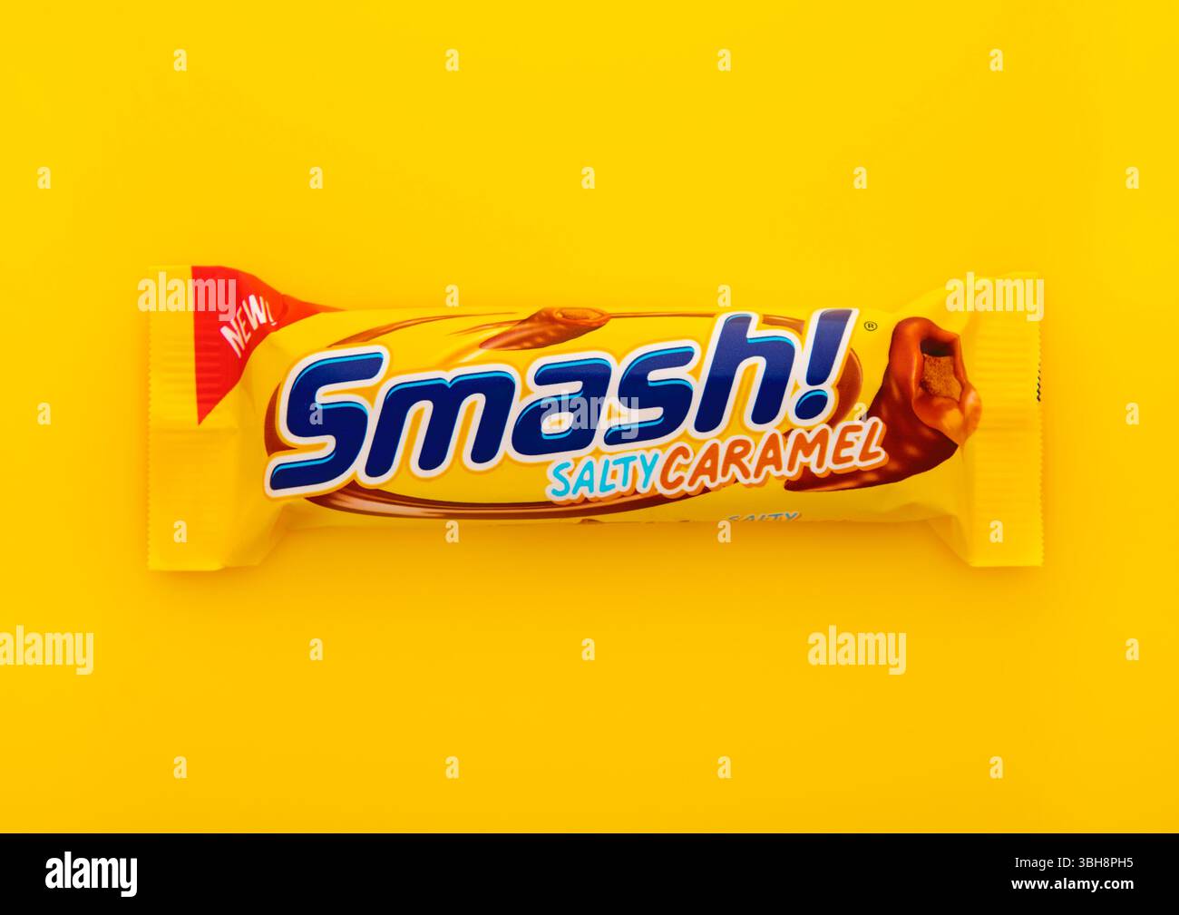 LONDRES, Royaume-Uni - 01 NOVEMBRE 2024 : Smash barre de chocolat au maïs salé croustillant sur jaune. Banque D'Images