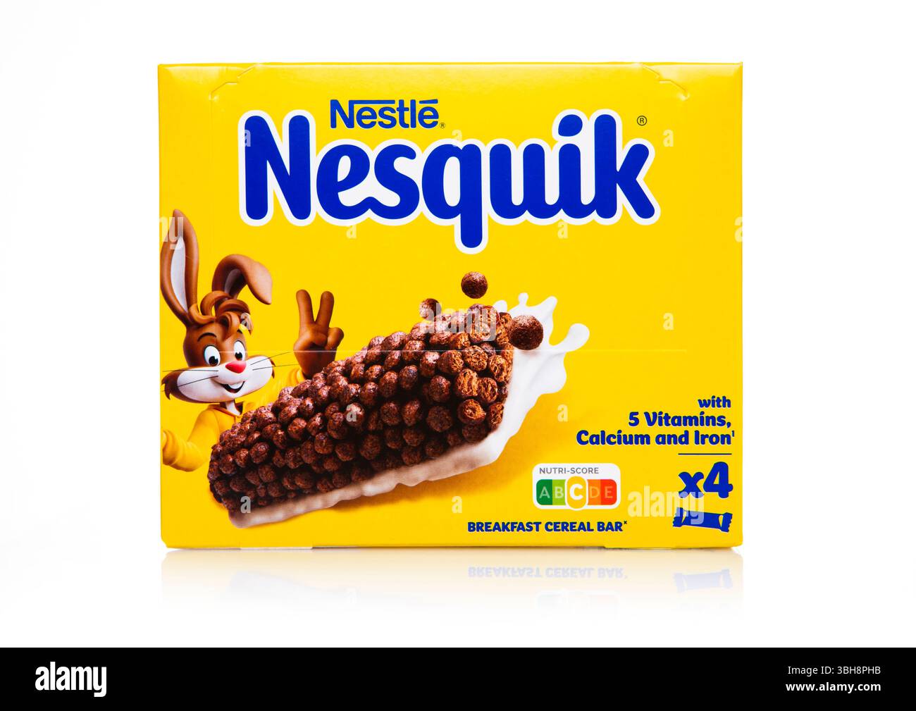 LONDRES, Royaume-Uni - 17 JANVIER 2024 : boîte de barres de céréales de petit déjeuner Nesquik avec vitamines et calcium sur blanc. Banque D'Images
