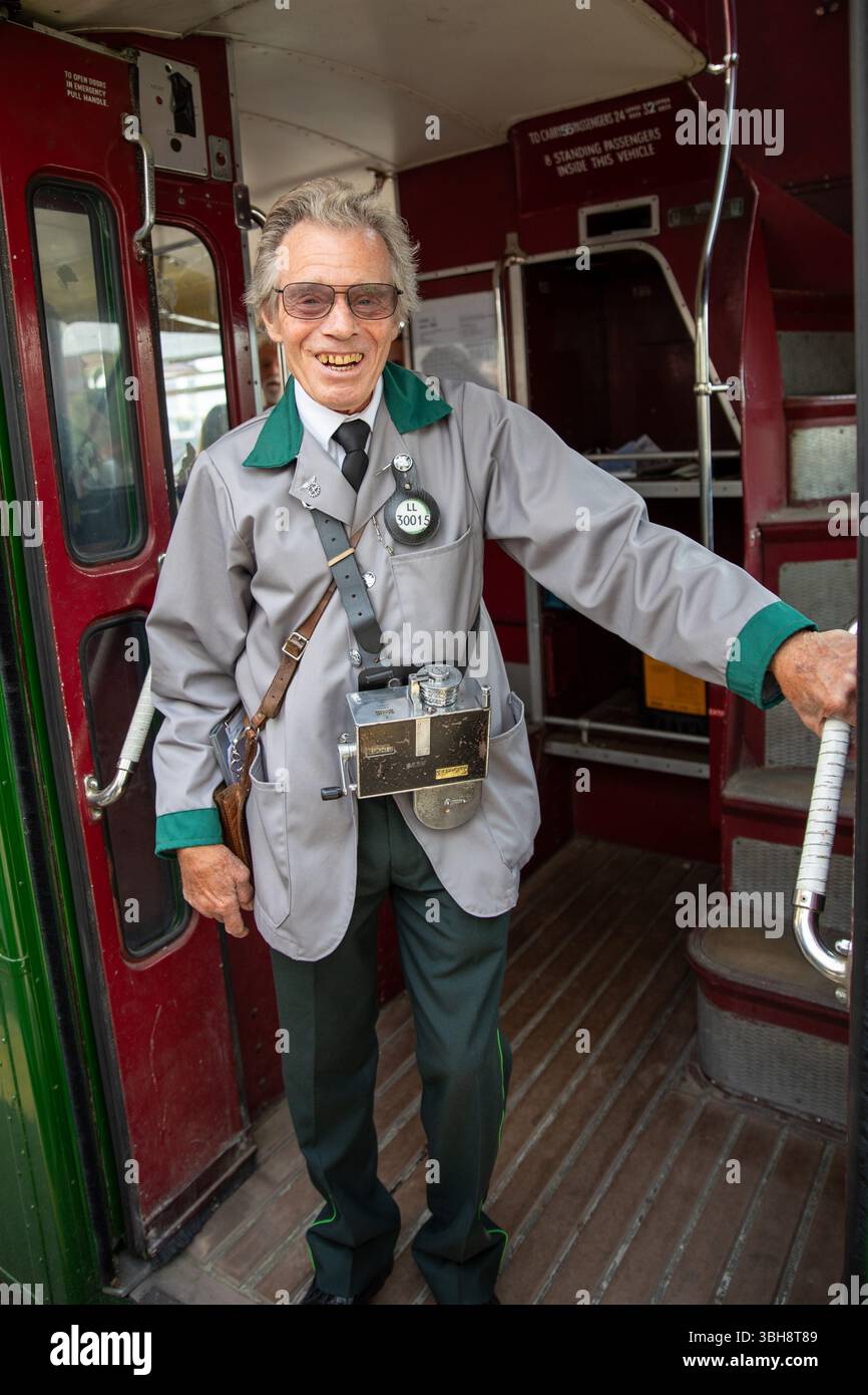 Epsom, Surrey, Royaume-Uni. 8 juin 2025. Un conducteur de bus se trouve à l'arrière d'un bus londonien classique. Les bénévoles qui exploitent des autobus patrimoniaux et classiques offrent des trajets gratuits aux passagers, en s’arrêtant dans plusieurs villes le long d’un parcours circulaire qui commence à Kingston upon Thames et se termine à Bookham, Surrey. La route 418 est l'une des trois journées du patrimoine où les autobus donnés par le London bus Museum offrent une éducation historique au public. (Crédit image : © James Willoughby/SOPA images via ZUMA Press Wire) USAGE ÉDITORIAL SEULEMENT ! Non destiné à UN USAGE commercial ! Crédit : ZUMA Press, Inc/Alamy Live News Banque D'Images