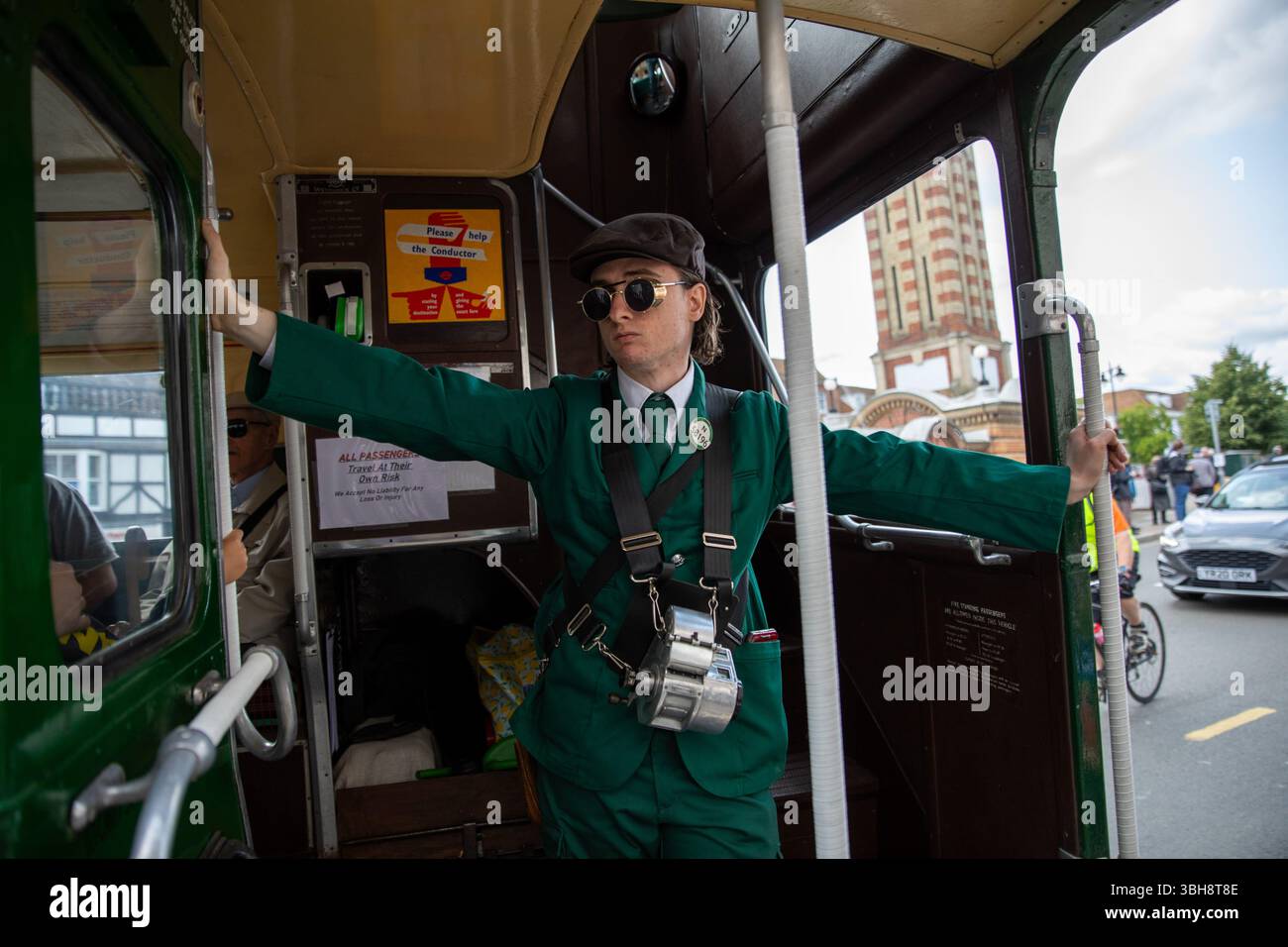 Epsom, Surrey, Royaume-Uni. 8 juin 2025. Un conducteur de bus se trouve à l'arrière d'un bus londonien classique. Les bénévoles qui exploitent des autobus patrimoniaux et classiques offrent des trajets gratuits aux passagers, en s’arrêtant dans plusieurs villes le long d’un parcours circulaire qui commence à Kingston upon Thames et se termine à Bookham, Surrey. La route 418 est l'une des trois journées du patrimoine où les autobus donnés par le London bus Museum offrent une éducation historique au public. (Crédit image : © James Willoughby/SOPA images via ZUMA Press Wire) USAGE ÉDITORIAL SEULEMENT ! Non destiné à UN USAGE commercial ! Crédit : ZUMA Press, Inc/Alamy Live News Banque D'Images