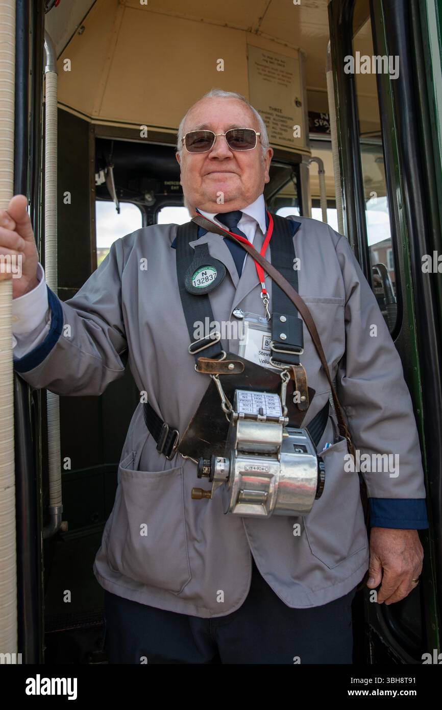 Epsom, Surrey, Royaume-Uni. 8 juin 2025. Un conducteur de bus se trouve à l'entrée d'un bus londonien classique. Les bénévoles qui exploitent des autobus patrimoniaux et classiques offrent des trajets gratuits aux passagers, en s’arrêtant dans plusieurs villes le long d’un parcours circulaire qui commence à Kingston upon Thames et se termine à Bookham, Surrey. La route 418 est l'une des trois journées du patrimoine où les autobus donnés par le London bus Museum offrent une éducation historique au public. (Crédit image : © James Willoughby/SOPA images via ZUMA Press Wire) USAGE ÉDITORIAL SEULEMENT ! Non destiné à UN USAGE commercial ! Crédit : ZUMA Press, Inc/Alamy Live News Banque D'Images