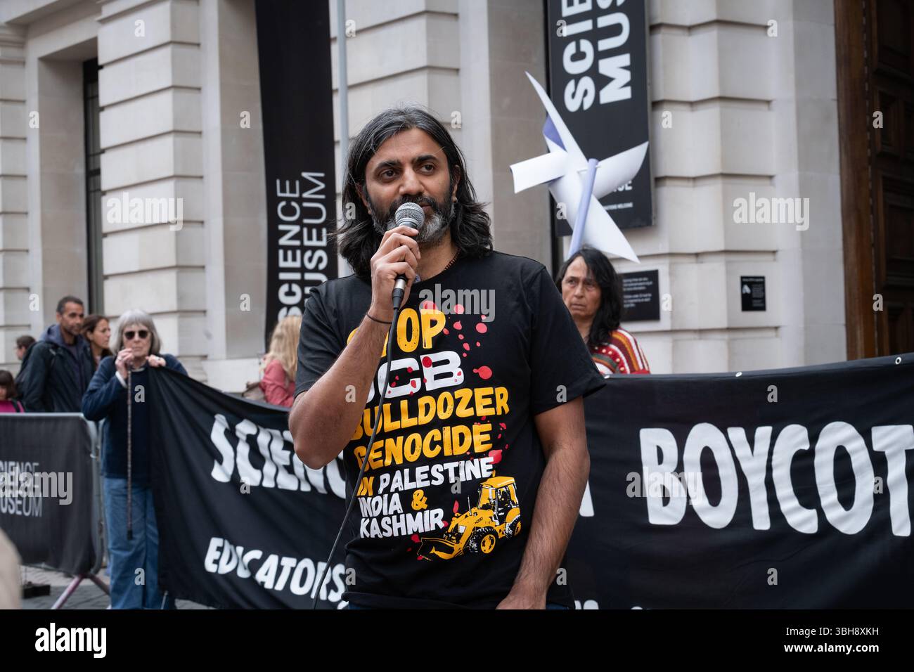 Londres, Royaume-Uni. 8 juin 2025. Un orateur de la campagne South Asia Solidarity s'adresse aux partisans de parents pour la Palestine et la culture non souillés sur un stand non autorisé devant le Musée des Sciences pendant le Great Exhibition Road Festival, appelant au boycott du musée jusqu'à ce qu'il mette fin à son parrainage par le producteur indien de charbon et d'armes Adani et par le géant pétrolier britannique BP. Adani, le plus grand producteur de charbon privé au monde, fournit des armes à Israël, accusé de génocide à Gaza, tandis que BP a obtenu une licence d'Israël pour explorer le gaz au large des côtes de Gaza. Crédit : Ron Fassbender/Alamy Live News Banque D'Images
