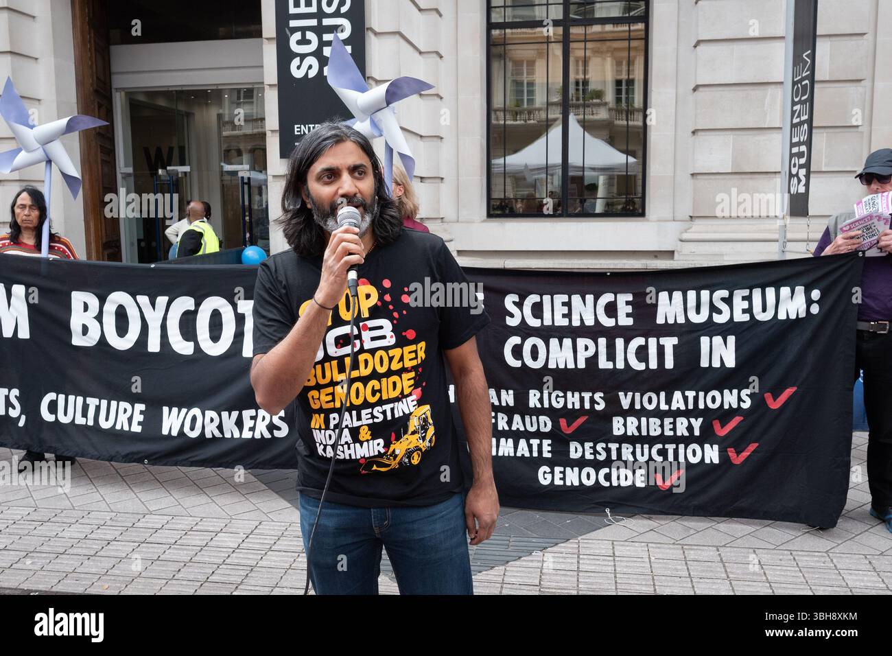 Londres, Royaume-Uni. 8 juin 2025. Un orateur de la campagne South Asia Solidarity s'adresse aux partisans de parents pour la Palestine et la culture non souillés sur un stand non autorisé devant le Musée des Sciences pendant le Great Exhibition Road Festival, appelant au boycott du musée jusqu'à ce qu'il mette fin à son parrainage par le producteur indien de charbon et d'armes Adani et par le géant pétrolier britannique BP. Adani, le plus grand producteur de charbon privé au monde, fournit des armes à Israël, accusé de génocide à Gaza, tandis que BP a obtenu une licence d'Israël pour explorer le gaz au large des côtes de Gaza. Crédit : Ron Fassbender/Alamy Live News Banque D'Images