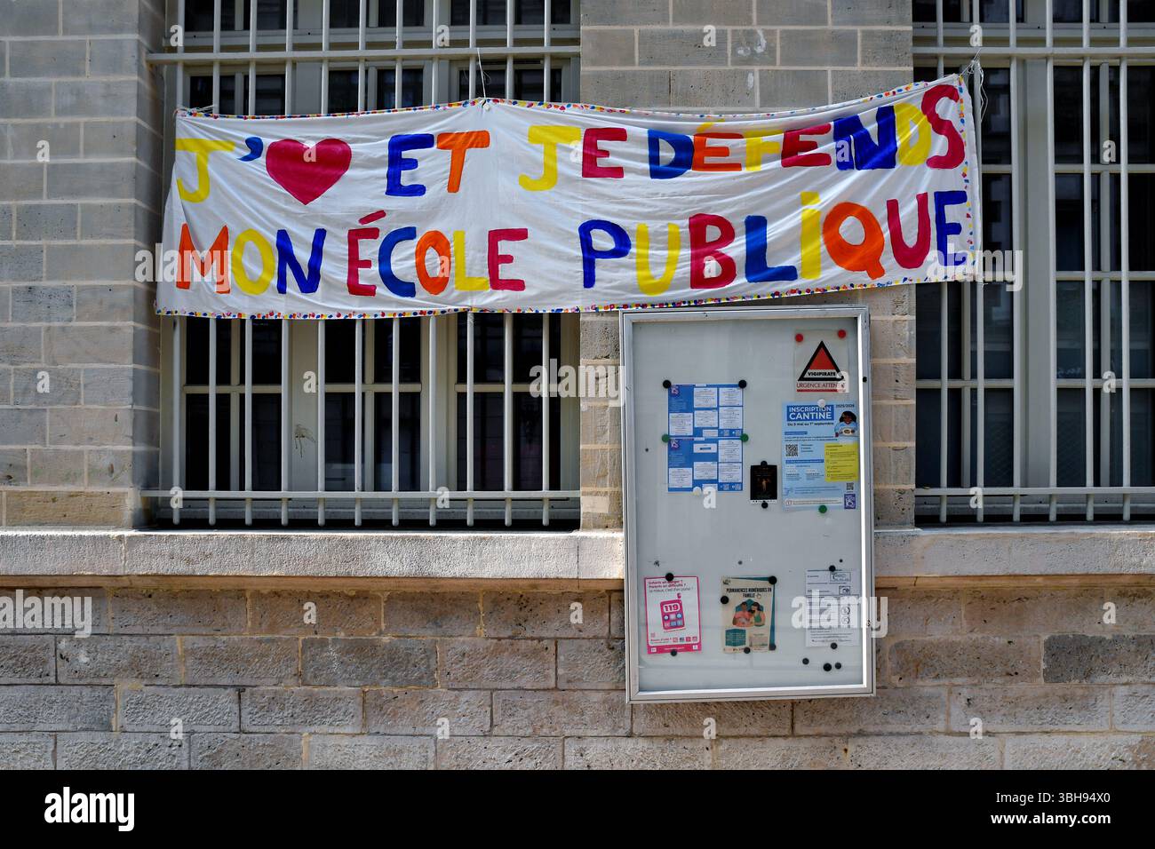 Bannière 'J'aime et je défends mon école publique' à Montmartre - Paris - France Banque D'Images