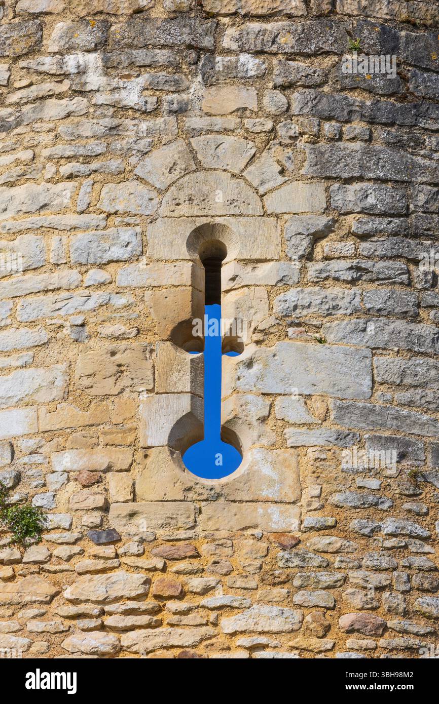 Une flèche fendue au château de falaise (XIIe-XIIIe siècles), ancien siège des ducs de Normandie, à falaise (Calvados), France Banque D'Images