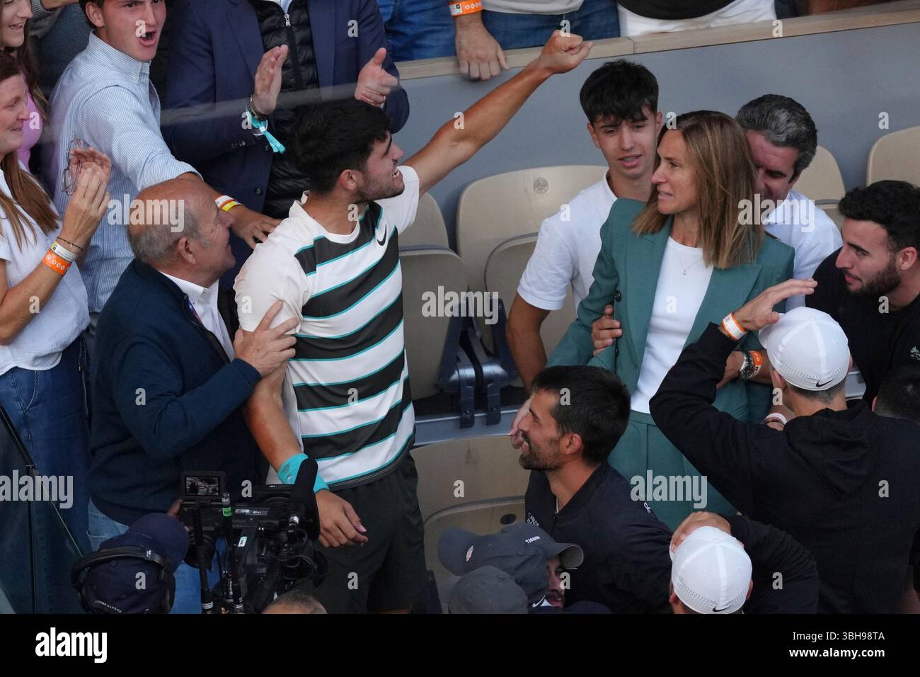 Spain's Carlos Alcaraz celebrates winning the final match of the French Tennis Open at the Roland-Garros against Italy's Jannik Sinner in Paris, Sunday, June 8, 2025. (AP Photo/Aurelien Morissard) Banque D'Images