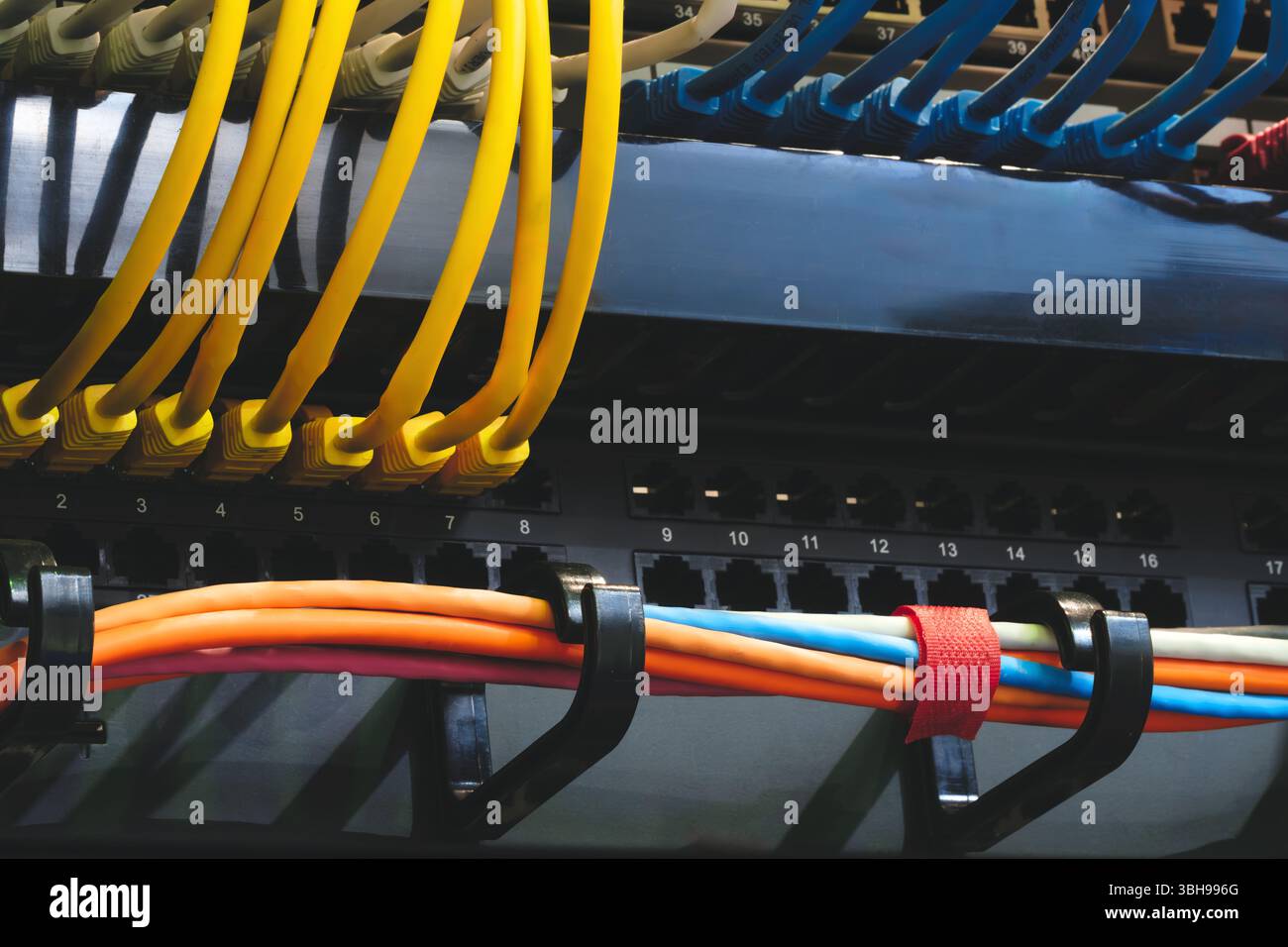 fils de fibre optique multicolores insérés dans l'unité de commutation électronique, fond de concept de communication internet industriel Banque D'Images