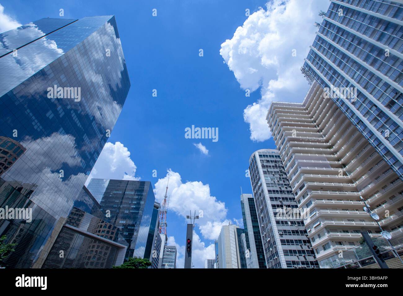 Vue des gratte-ciel le long de l'Avenida Paulista à Sao Paulo, Brésil par jour ensoleillé Banque D'Images