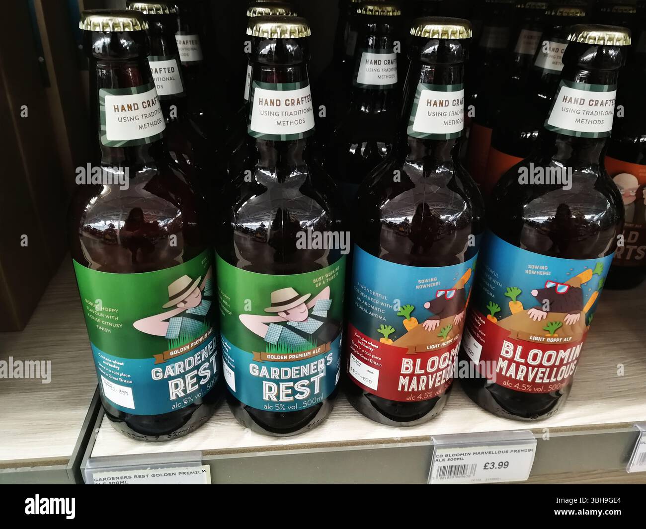 Bouteilles de bière artisanale exposées sur une étagère de vente au détail dans un supermarché. Snowhill, Royaume-Uni Banque D'Images