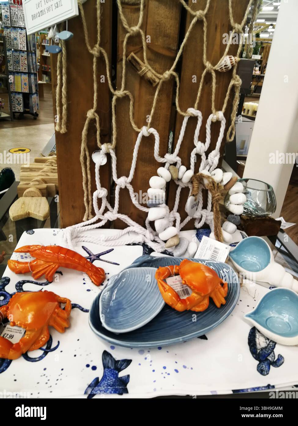 Exposition sur le thème nautique avec animaux marins et objets décoratifs. Snowhill, Royaume-Uni Banque D'Images