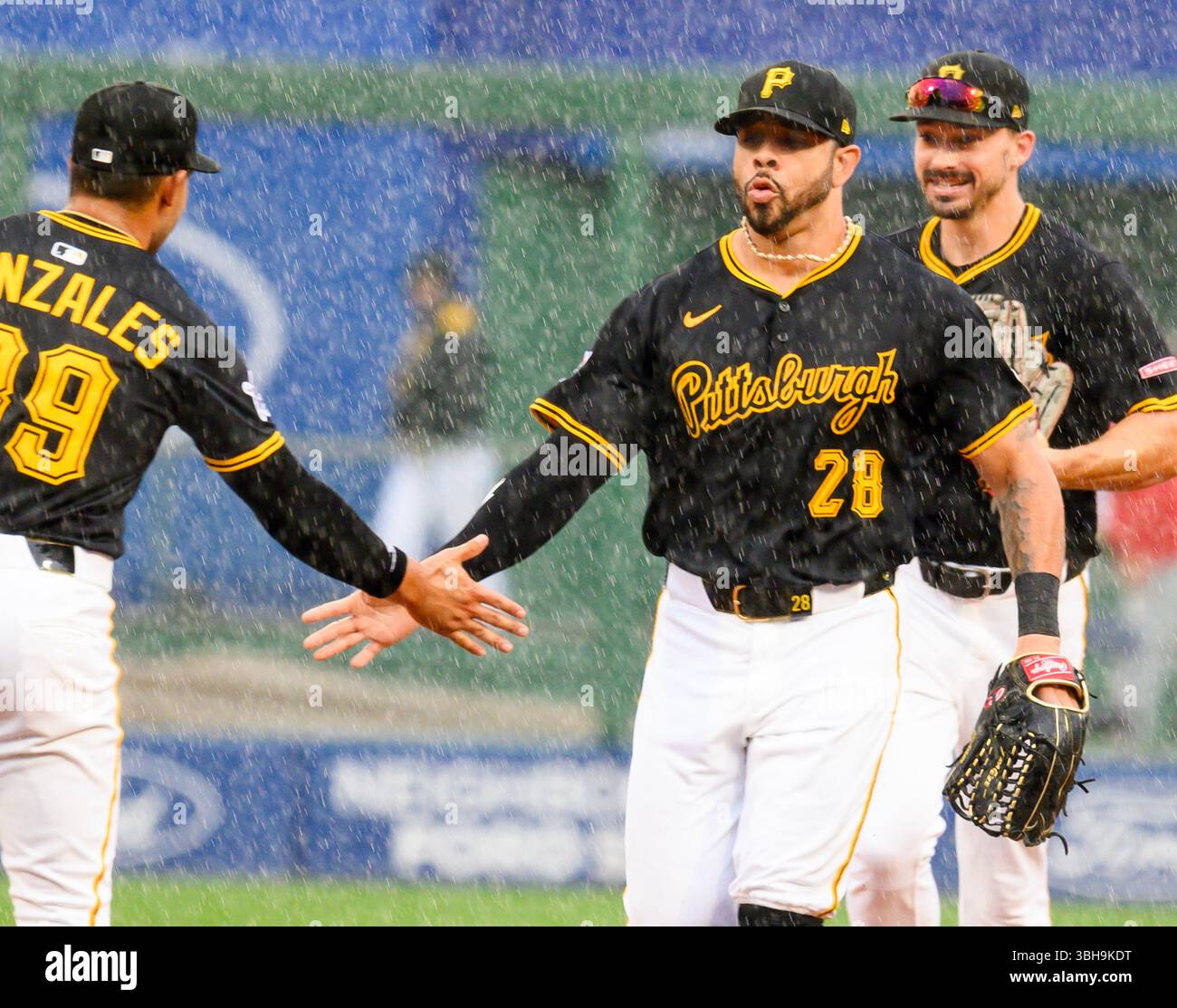 Pittsburgh, États-Unis. 08 juin 2025. Tommy Pham (28), outfielder des Pirates de Pittsburgh, célèbre la victoire de 2-1 contre les Phillies de Philadelphie au PNC Park le dimanche 8 juin 2025 à Pittsburgh. Photo par Archie Carpenter/UPI crédit : UPI/Alamy Live News Banque D'Images