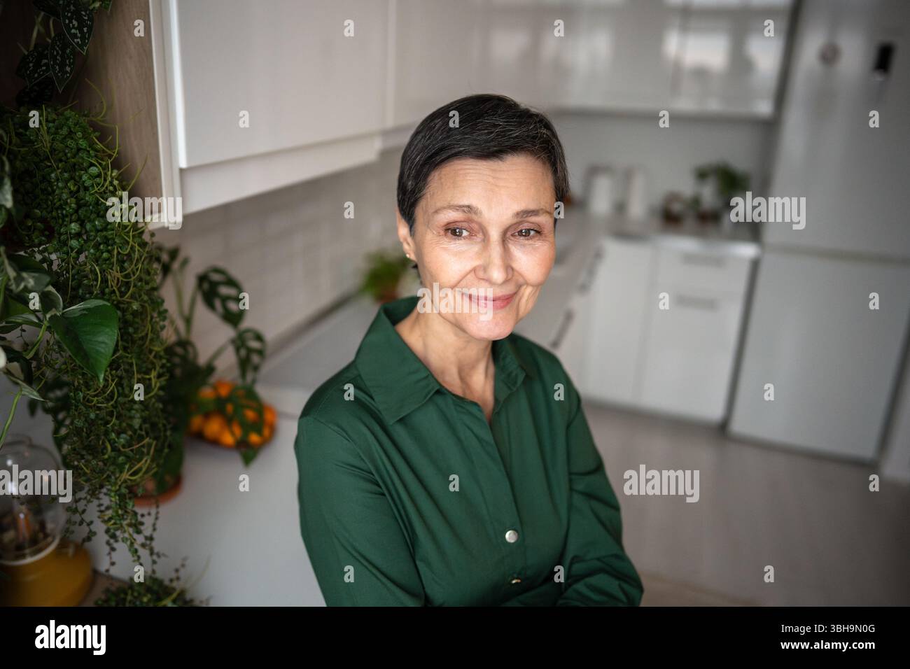 Heureuse femme mature indépendante souriante s'amusant. Apparence naturelle, positivité corporelle calme Banque D'Images
