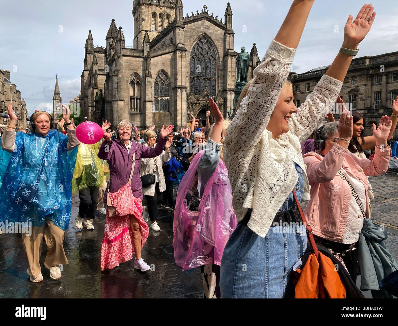 Silent Adventures flash mob groupe disco silencieux danse sur le Royal Mile, Edimbourg, Écosse - Image de stock capturée avec un smartphone