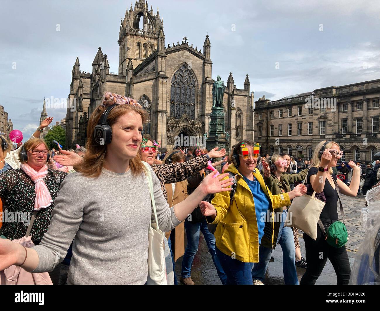 Silent Adventures flash mob groupe disco silencieux danse sur le Royal Mile, Edimbourg, Écosse - Image de stock capturée avec un smartphone