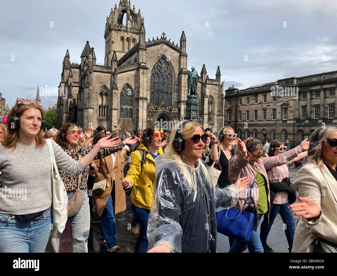 Silent Adventures flash mob groupe disco silencieux danse sur le Royal Mile, Edimbourg, Écosse - Image de stock capturée avec un smartphone