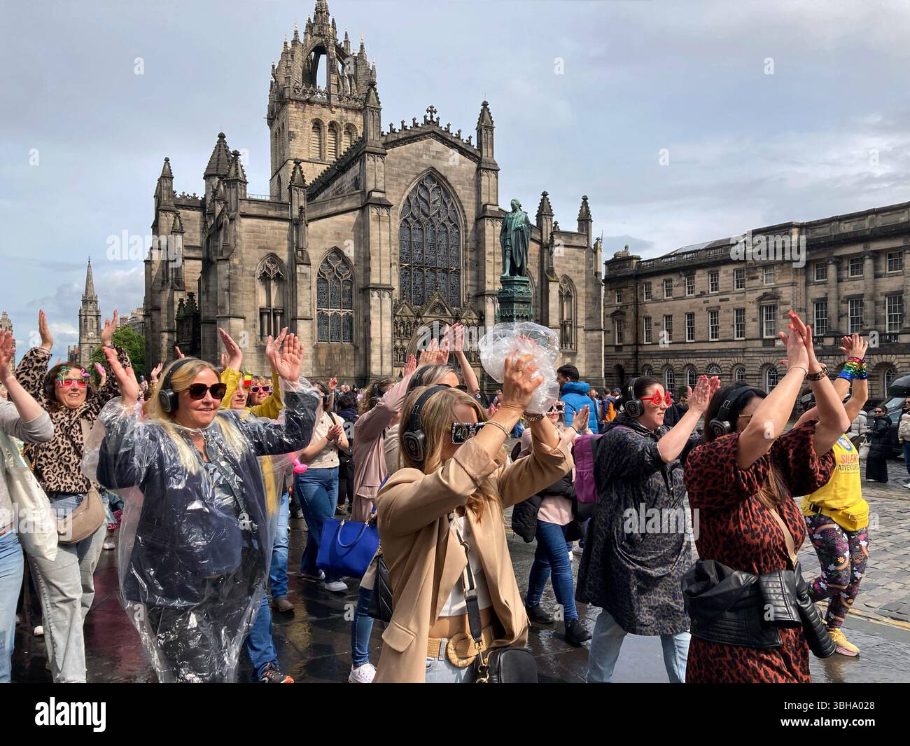 Silent Adventures flash mob groupe disco silencieux danse sur le Royal Mile, Edimbourg, Écosse - Image de stock capturée avec un smartphone
