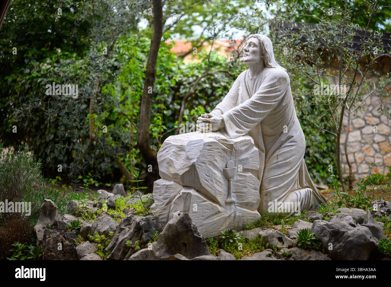 L'agonie de Jésus dans le jardin de Gethsémani. Une statue près d'une chapelle communautaire à Medjugorje. Banque D'Images