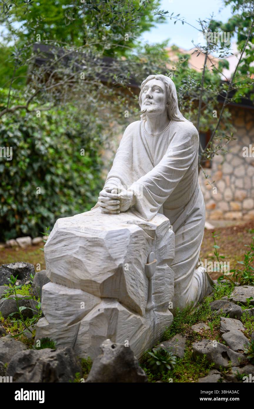 L'agonie de Jésus dans le jardin de Gethsémani. Une statue près d'une chapelle communautaire à Medjugorje. Banque D'Images