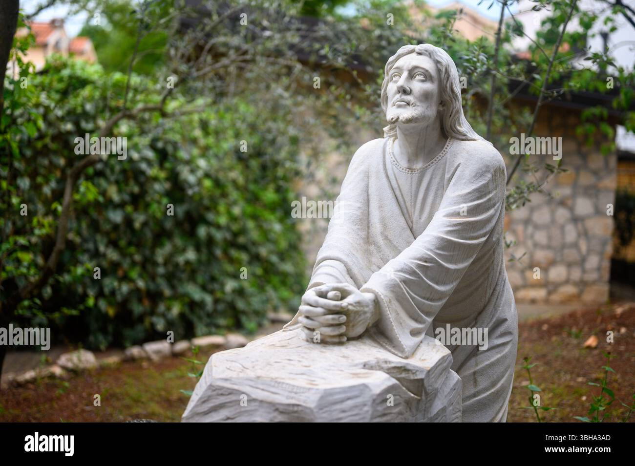 L'agonie de Jésus dans le jardin de Gethsémani. Une statue près d'une chapelle communautaire à Medjugorje. Banque D'Images