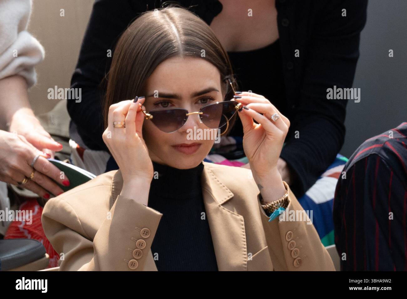 Paris, France. 8 juin 2025. Lilly Collins participe au tournoi Roland Garros 2025 le 8 juin 2025 à Paris. Photo Laurent Zabulon/ABACAPRESS.COM Banque D'Images